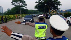 Lakukan Rekayasa Lalulintas, Satlantas Polres Gorontalo dan Dinas Perhubungan Kabgor Pasang Barier Sepanjang Jalan A. A. Wahab Limboto