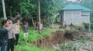 Rumahnya Nyaris Roboh Akibat Tergerus Aliran Sungai, Warga Desa Buhu Ini Minta Perhatian Pemda Kabgor