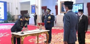 Jenderal Idham Azis Serahkan Panji Polri Tribrata ke Jenderal Listyo Sigit