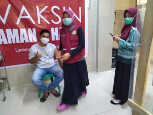 Tenaga Kesehatan Puskesmas Sangkub Divaksin