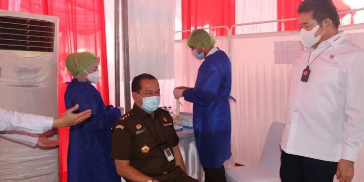 JAKSA AGUNG RI MEMBUKA KEGIATAN VAKSINASI COVID 19 UNTUK SELURUH PEGAWAI KEJAKSAAN AGUNG