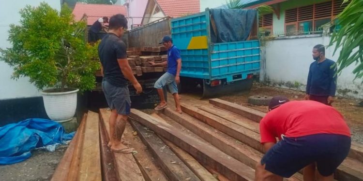 Menggunakan Dokumen Tidak Sah, Pemilik 190 Batang Kayu Yang Diduga Ilegal Berhasil Diamankan Petugas