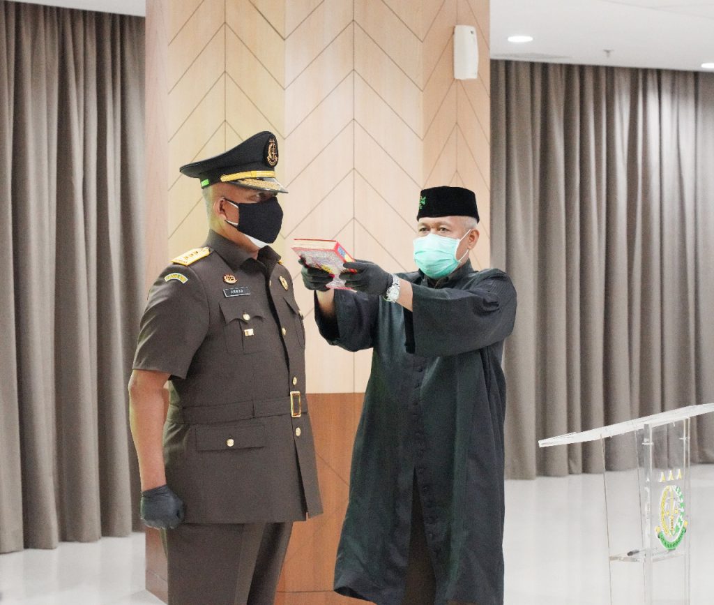 Jaksa Agung Ri  Melantik Laksmana Muda (Laksda) TNI Anwar Saadi, SH. Sebagai Jaksa Agung Muda Pidana Militer