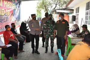 Dandim 1314 Bersama Kapolres Gorontalo Pantau Kegiatan Serbuan Vaksinasi Masal Covid-19