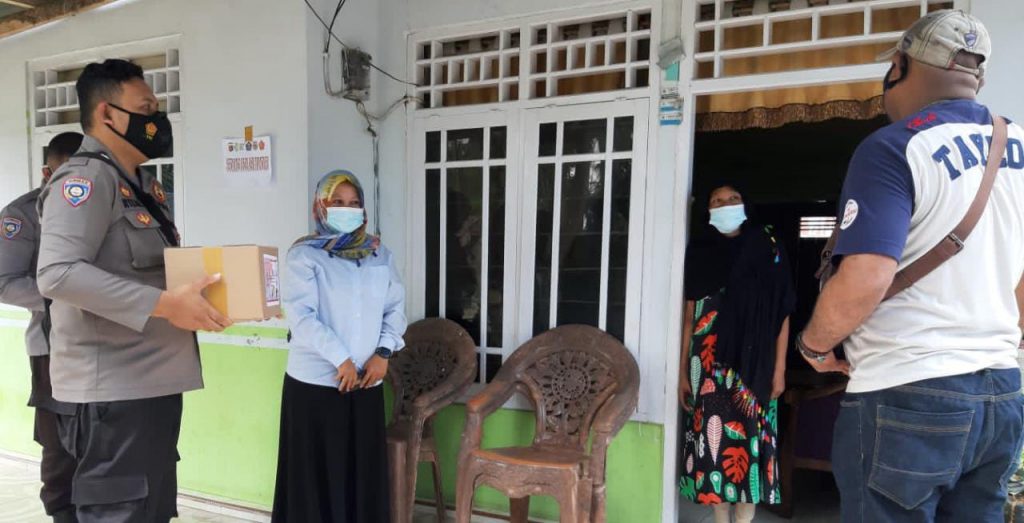 Ringankan Beban Masyarakat yang Jalankan Isoman, Polsek Bongomeme Salurkan Bansos dari Kapolda Gorontalo