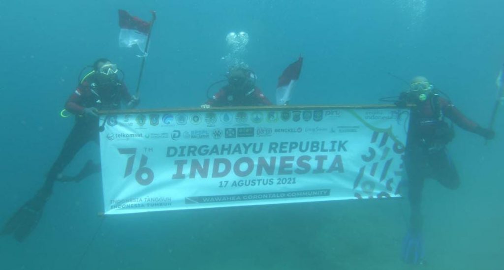 Rayakan HUT RI ke-76, Wawahe’a Gorontalo Community Kibarkan Bendera Merah Putih di Dasar Laut