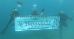 Rayakan HUT RI ke-76, Wawahe’a Gorontalo Community Kibarkan Bendera Merah Putih di Dasar Laut
