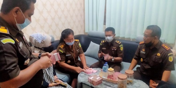 Kejari Boalemo Terima Uang Pembayaran Denda Dari Perkara Korupsi Sofyan Hasan