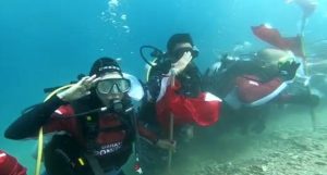 Dua Penyelam Srikandi Gorontalo Berhasil Laksanakan Upacara Pengibaran Bendera Merah Putih di Bawah Laut