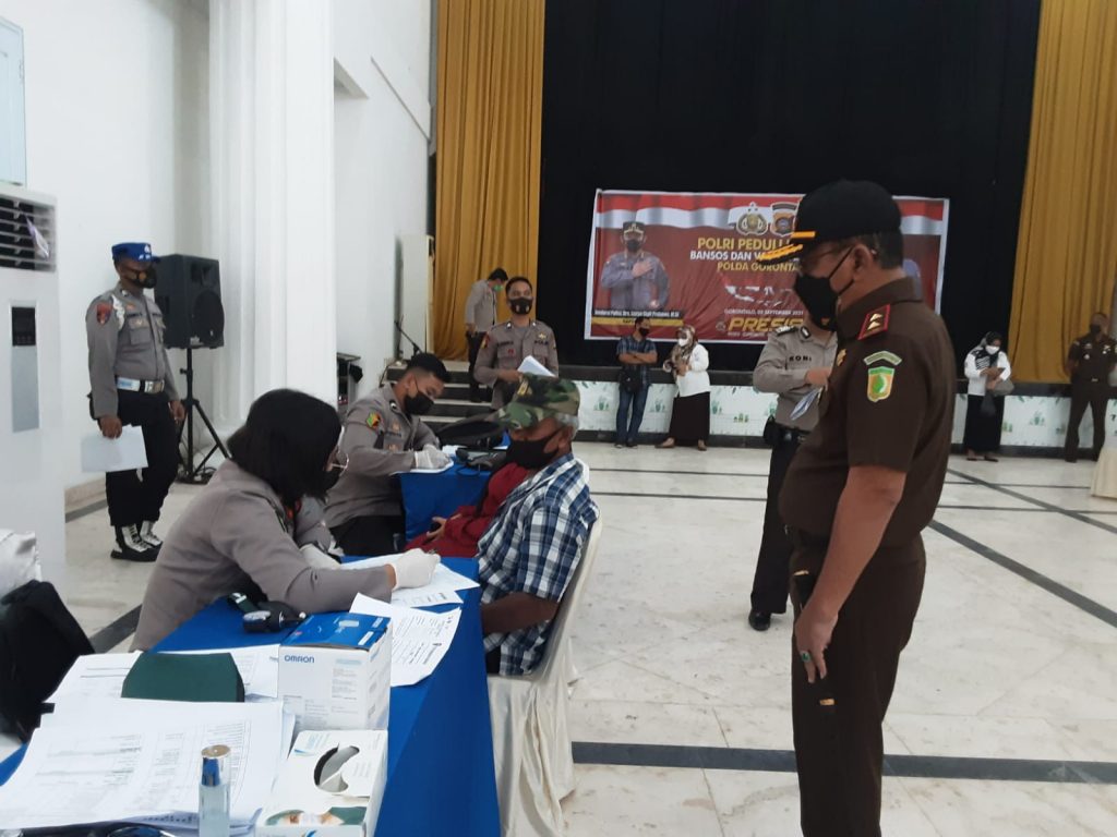 Kejati Gorontalo Apresiasi Kegiatan”POLRI Peduli Negeri Bansos dan Vaksinasi Presisi “