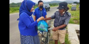 Gelar Bulan Bakti, Demokrat Gorontalo bagi Sembako kepada Masyarakat