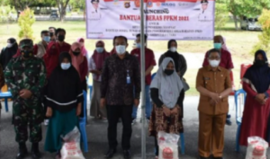 Serahkan Bantuan Beras kepada Masyarakat, Bupati Indra Harap Tepat Sasaran
