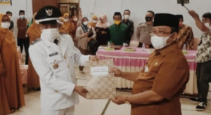 Lantik PAW Kades Tolango, Ini Pesan Bupati Indra Yasin