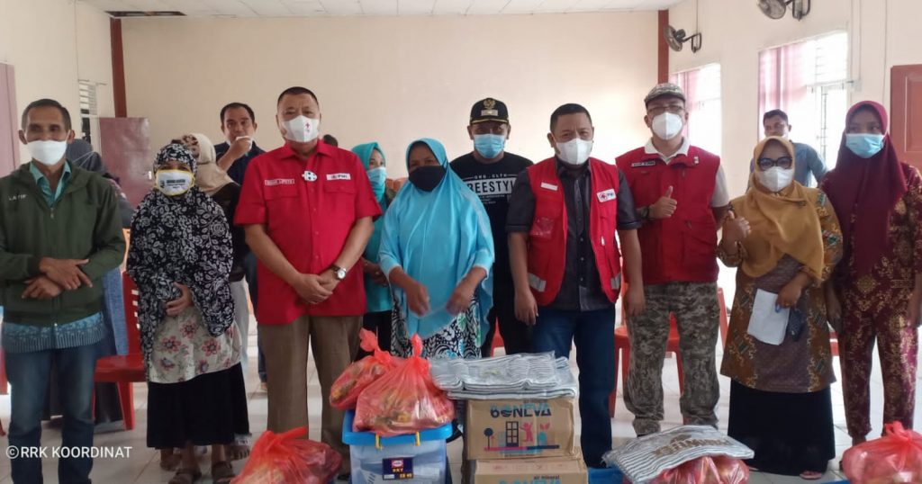 PMI Kabgor Serahkan Bantuan kepada Masyarakat Terdampak Banjir di Tibawa