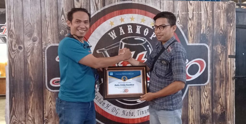 LBH Limboto Serahkan Piagam Penghargaan kepada Media Online Koordinat