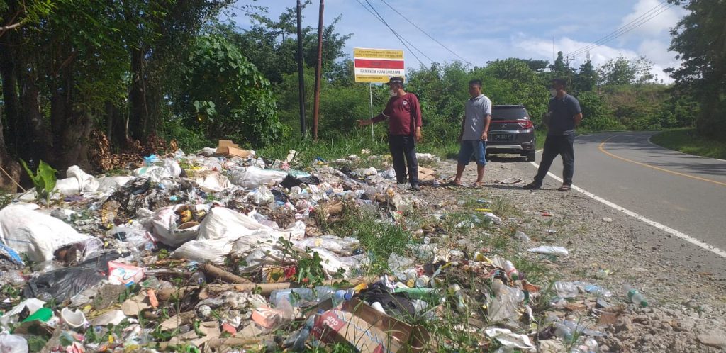 Tindak Lanjuti Masalah Sampah, Dinas Kesehatan Gorut dan Kades Dambalo Tinjau Lokasi