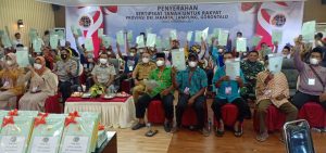 Serahkan Sertifikat Tanah Kepada Masyarakat Gorut, Ini Harapan BPN