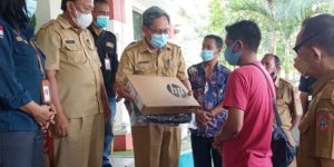 Pj Sekda Suleman Lakoro Serahkan Bantuan dari ‘Tumou Tou’ kepada Penyandang Disabilitas