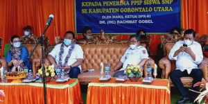 Rachmat Gobel Salurkan Bantuan PIP kepada Siswa SD dan SMP se-Gorut