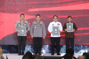 Berprestasi, Sekjen Kemenkumham Dianugerahkan Pin Emas Oleh Kapolri