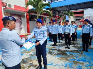 Apresiasi Kinerja Aparatur, Kalapas Pohuwato Beri Penghargaan Kepada 3 Pegawai Teladan