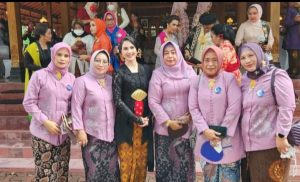 Hadiri Peringatan Hari Batik Nasional, Suharsi Sebut Parade Berkebaya Mendukung Gerakan Pengajuan Hari Kebaya Nasional dan Kebaya Goes to UNESCO