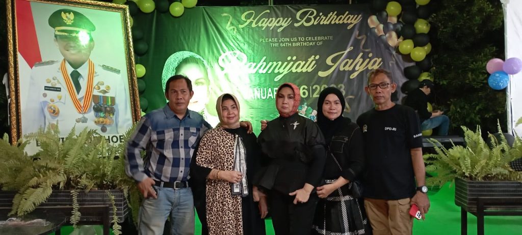 Rahmijati Jahja Bagi Doorprise Umroh di HUT ke 64