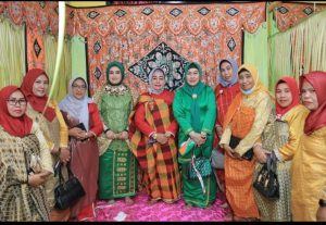 Jalani Prosesi Adat Molo’opu Definitif Camat Paguat, Ini Pesan Wabub Suharsi