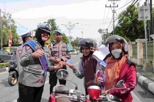 Di Kota Gorontalo, Pengendara Taat Lalu Lintas Dapat Bunga Dan Cokelat
