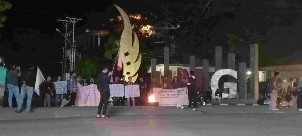 Gelar Aksi, Aliansi Perempuan Merdeka Gorontalo Bakar Ban Sebagai Bentuk Perlawanan