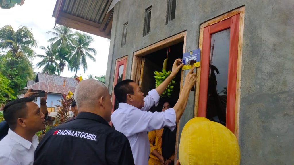 Secara Simbolis, Rustam Hs. Akili Laksanakan Pemasangan Pening di Kecamatan Mootilango