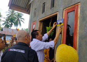 Secara Simbolis, Rustam Hs. Akili Laksanakan Pemasangan Pening di Kecamatan Mootilango