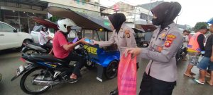 Turun Ke Jalan, Polwan di Gorontalo Bagikan Takjil Kepada Masyarakat