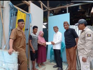 Jelang Buka Puasa Bupati Saipul Tinjau, Rumah Warga Tertimpa Pohon Kelapa di Desa Wonggarasi Barat