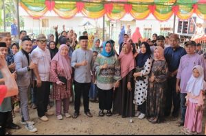 Merakyat Wabup Suharsi Igirisa, Berbaur di Tengah Masyarakat Proses Tarik Tambang Meriyahkan Lebaran Ketupat