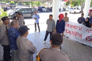 DPRD Kabupaten Gorontalo Dituntut Masa Aksi Lebih Perhatikan Dunia Pendidikan