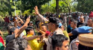Unras Minta Bupati Gorontalo Tanggalkan Jabatan, Nyaris Ricuh dan Aduh Jotos
