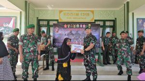 HUT TNI ke-78, Kodim 1315/Kabupaten Gorontalo Salurkan Ratusan Paket Sembako Kepada Masyarakat