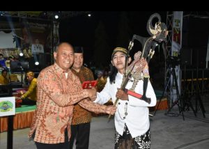 HUT TNI ke-78, Korem 133 Nani Wartabone Gelar Pertunjukan Wayang Kulit