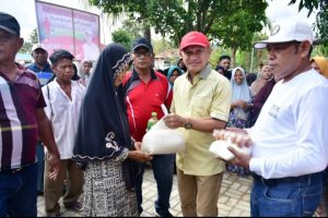 Pasar Murah Menjadi Penolong Ratusan Masyarakat Yang Antri Untuk Mendapatkan Bahan Pokok Dari Pemerintah Daerah