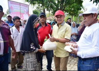 Pasar Murah Menjadi Penolong Ratusan Masyarakat Yang Antri Untuk Mendapatkan Bahan Pokok Dari Pemerintah Daerah