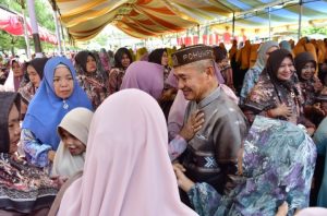 Bupati Pohuwato di Peluk Ibu Majelis Taklim Sambil Meneteskan Air Mata