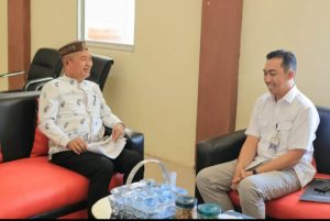 Menerima Kepala Bandara, Pogugul Buol Tri Nugroho di Ruangan Kerja Bupati Pohuwato