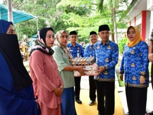 Melalui Dinas Perindakop Bantuan Modal Usaha  Diserahkan Secara Simbolis Oleh Bupati Pohuwato