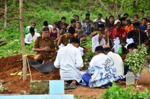 Bupati Pohuwato ikut  Melayat Pemakaman Warga Tunas Jaya  Serta Mengiringi Doa