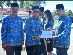 Bupati Pohuwato Secara Resmi Serahkan Surat Keputusan SK Pensiun Kepala Dinas Perhubungan Hikman Katohidar