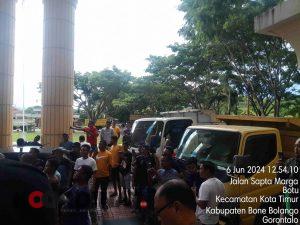 Dampak Pembatasan Pengisian Solar Puluhan Sopir  Dump Truck Geruduk Kantor Gubernur Gorontalo