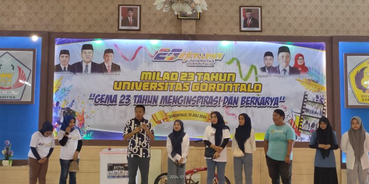 Milad Ke 23 Universitas Gorontalo, Prof Rustam Akili Bagi-Bagi Beasiswa