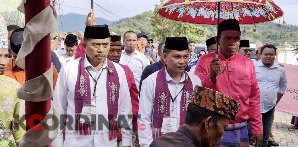 Diiringi Massa Pendukung, Paslon Romantis Resmi Daftar ke KPU