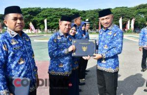 Bupati Pohuwato Serahkan Sertifikat Pelatihan Kepemimpinan Nasioal Arman Mohamad dan Irfan Saleh